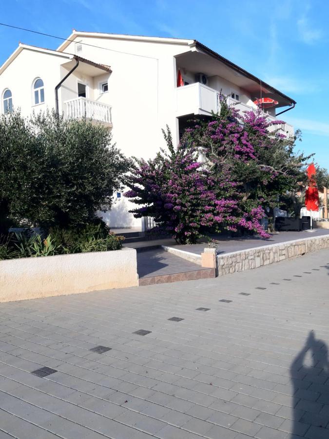 Apartments Zoran Povljana Bagian luar foto